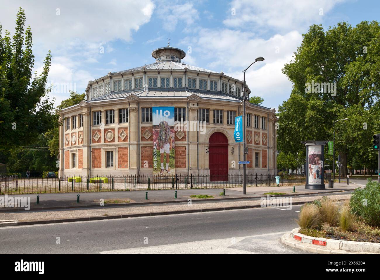 Reims, Francia - 9 giugno 2020: Il Cirque de Reims è una sala per spettacoli che riunisce il circo e il giocoliere, due del XIX secolo Foto Stock