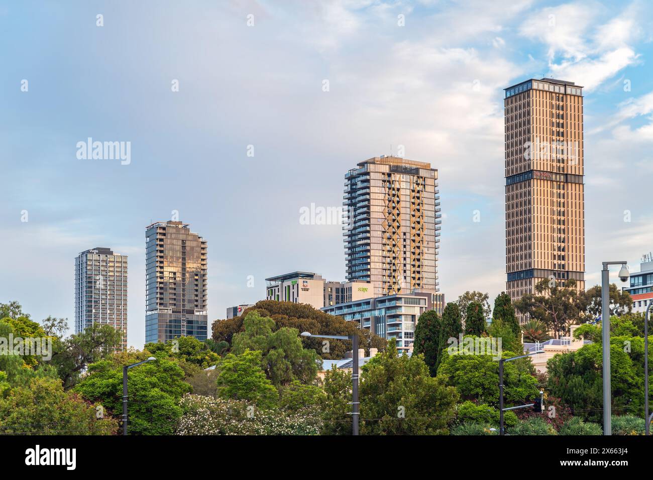 Adelaide, Australia del Sud - 26 gennaio 2024: Alti alberghi e alloggi per studenti nella città di Adelaide visti dalla Riverbank al sole Foto Stock