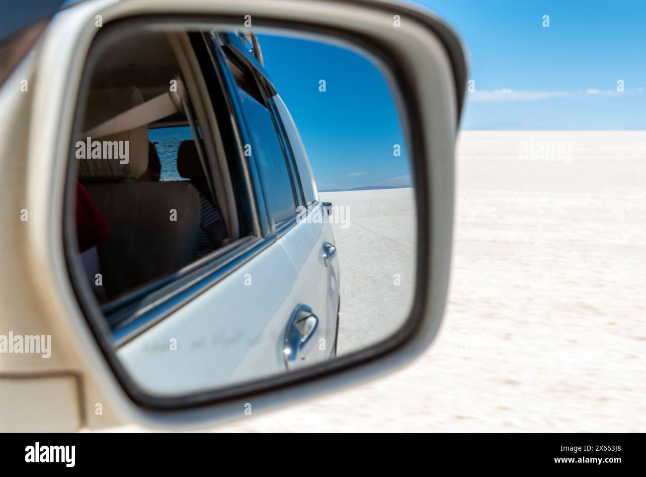 Paesaggio dello specchietto retrovisore, deserto salato di Uyuni, Bolivia. Foto Stock
