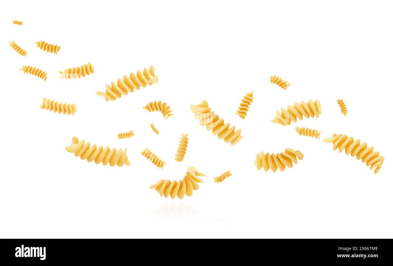 Composizione dei fusilli volanti crudi. Foto di alta qualità. Fusibili crudi volanti isolati su sfondo bianco Foto Stock