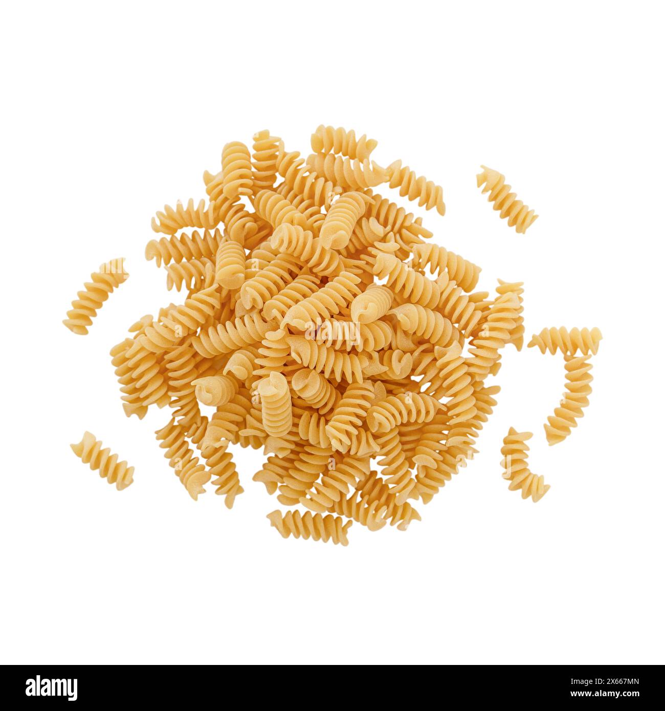 Pochi fusibili grezzi isolati su sfondo bianco. Pila di fusilli crudi con sfondo trasparente Foto Stock