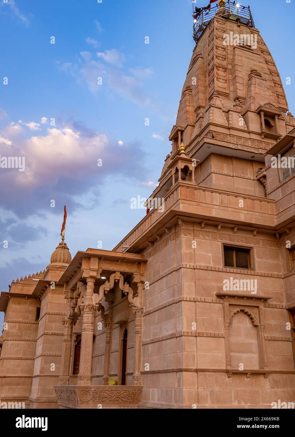 L'artistico tempio indù con il suggestivo cielo al tramonto di sera da una prospettiva unica viene scattata al tempio Shri Yade Mata Pawan Dham jodhpur rajasthan Foto Stock