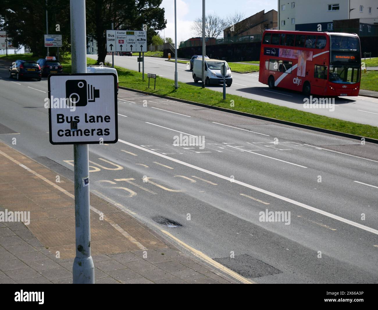 Corsia degli autobus sulla strada della città con cartelli indicanti che le telecamere della corsia degli autobus sono in uso. Plymouth, Regno Unito Foto Stock