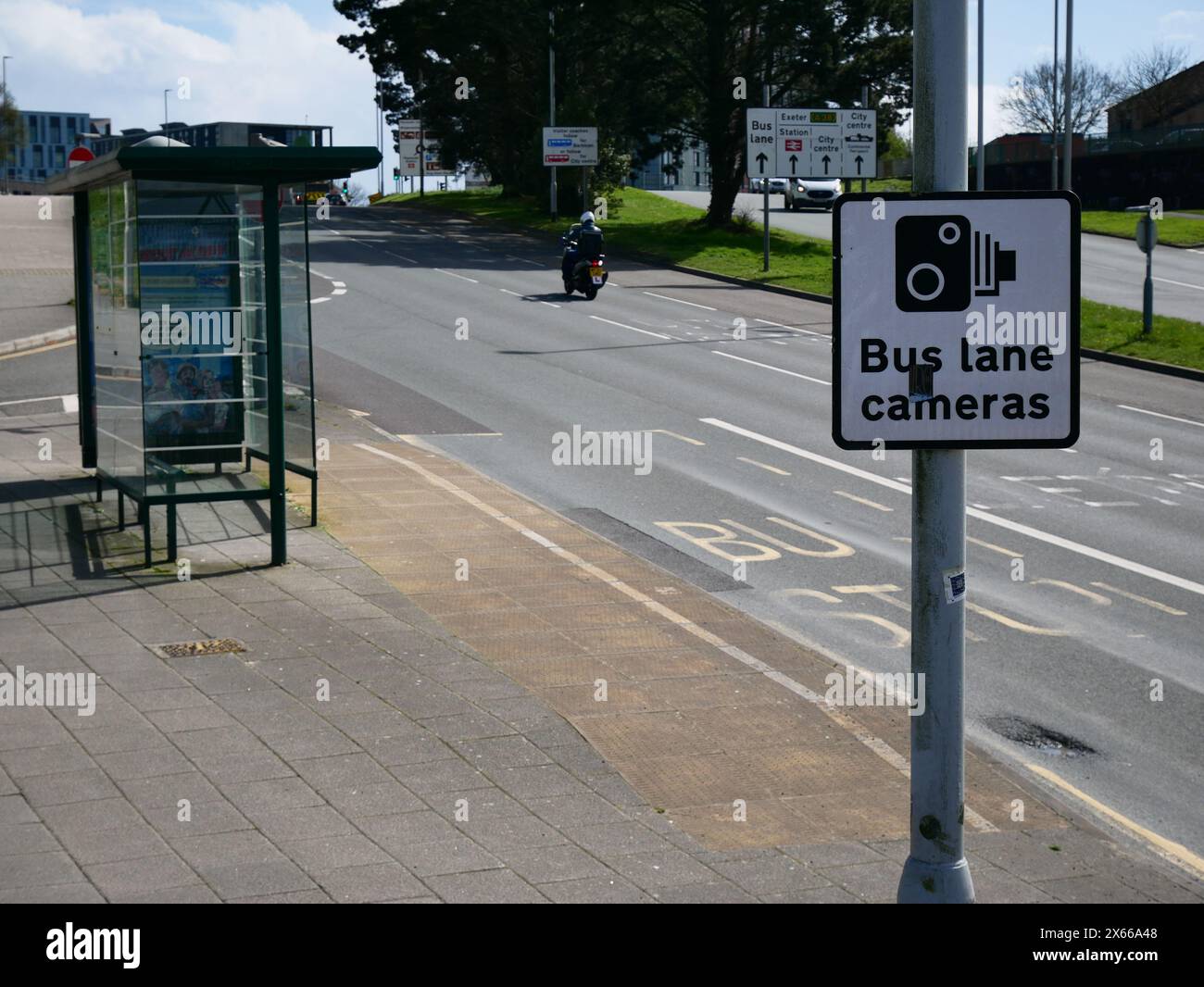 Corsia degli autobus sulla strada della città con cartelli indicanti che le telecamere della corsia degli autobus sono in uso. Plymouth, Regno Unito Foto Stock