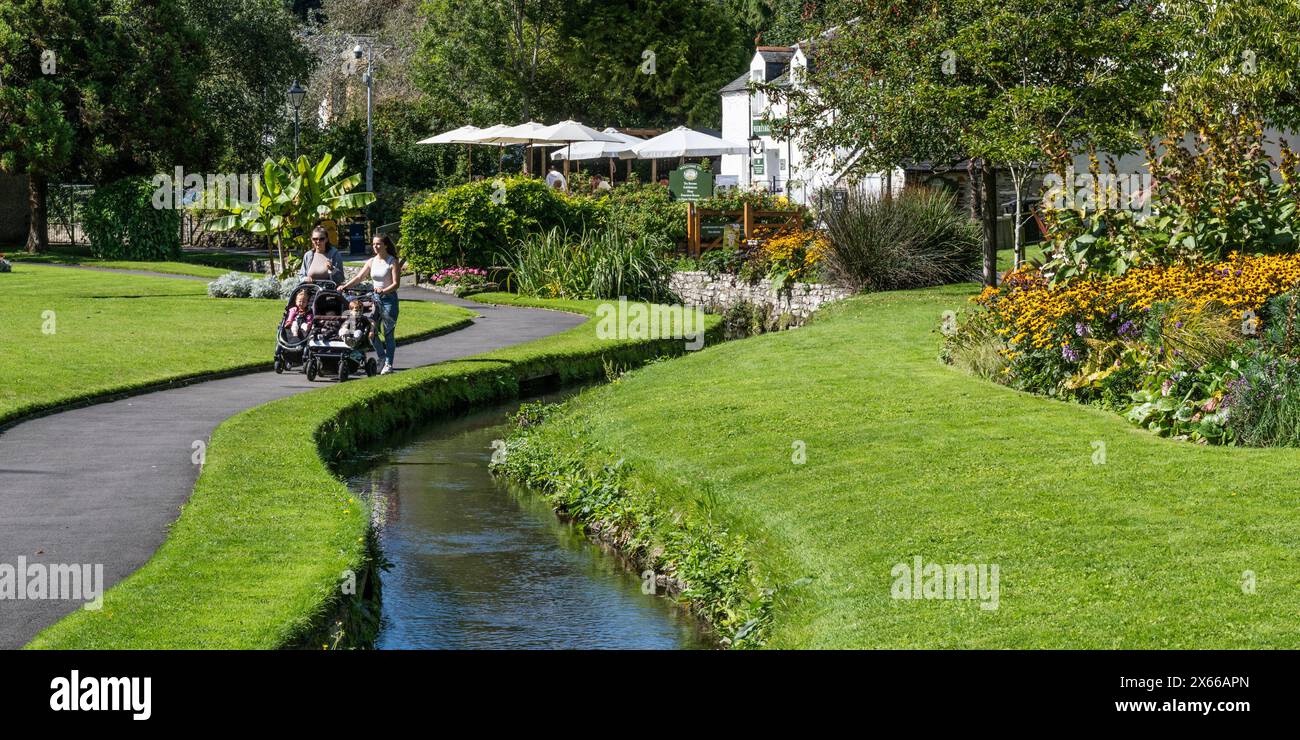 Un'immagine panoramica di un piccolo fiume che scorre attraverso i giardini panoramici Trenance a Newquay in Cornovaglia nel Regno Unito Foto Stock