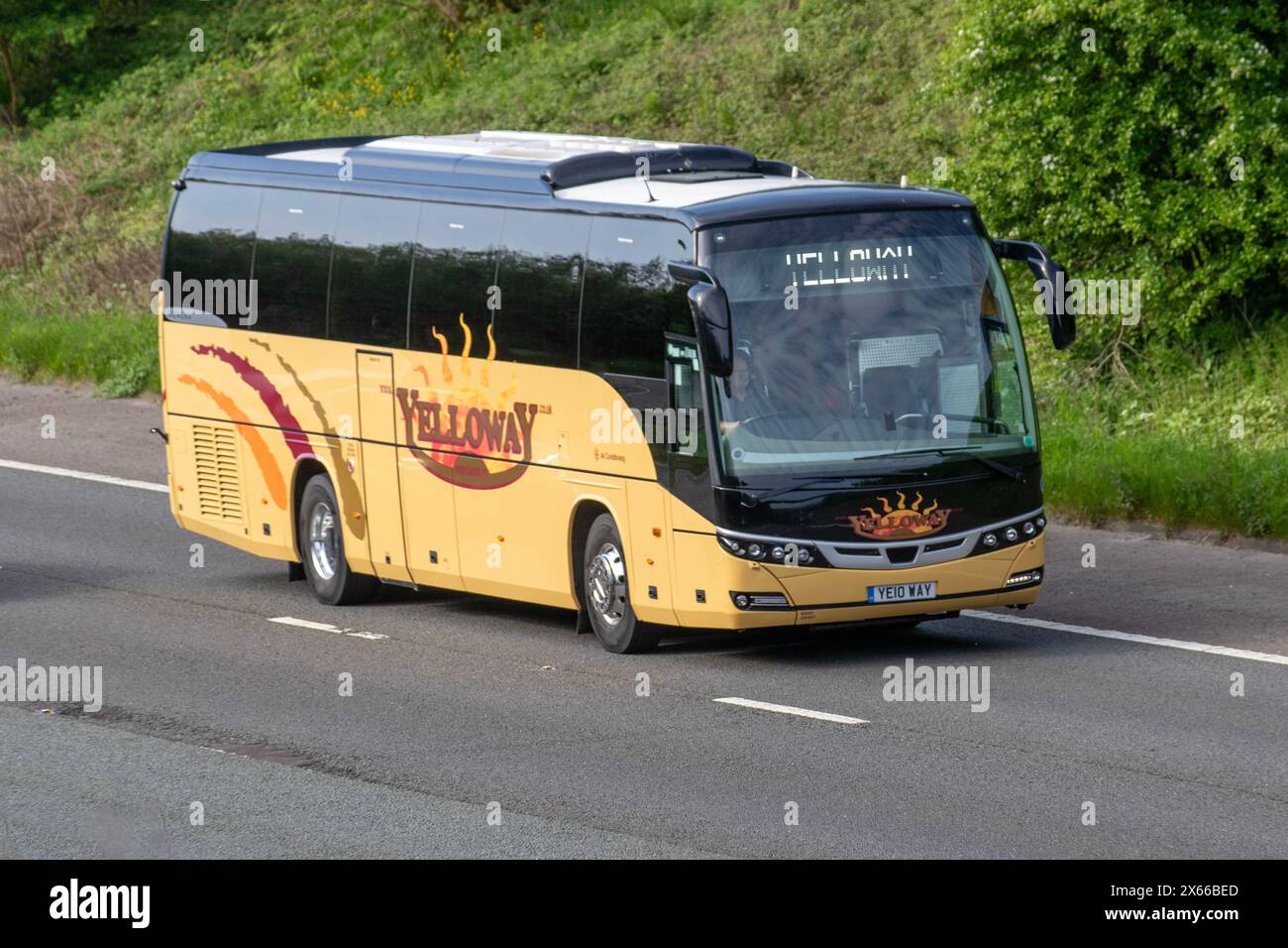 Yelloway Coaches MAN RR serie 1 Diesel 12419 cc PSV che viaggia sull'autostrada M61 Regno Unito Foto Stock