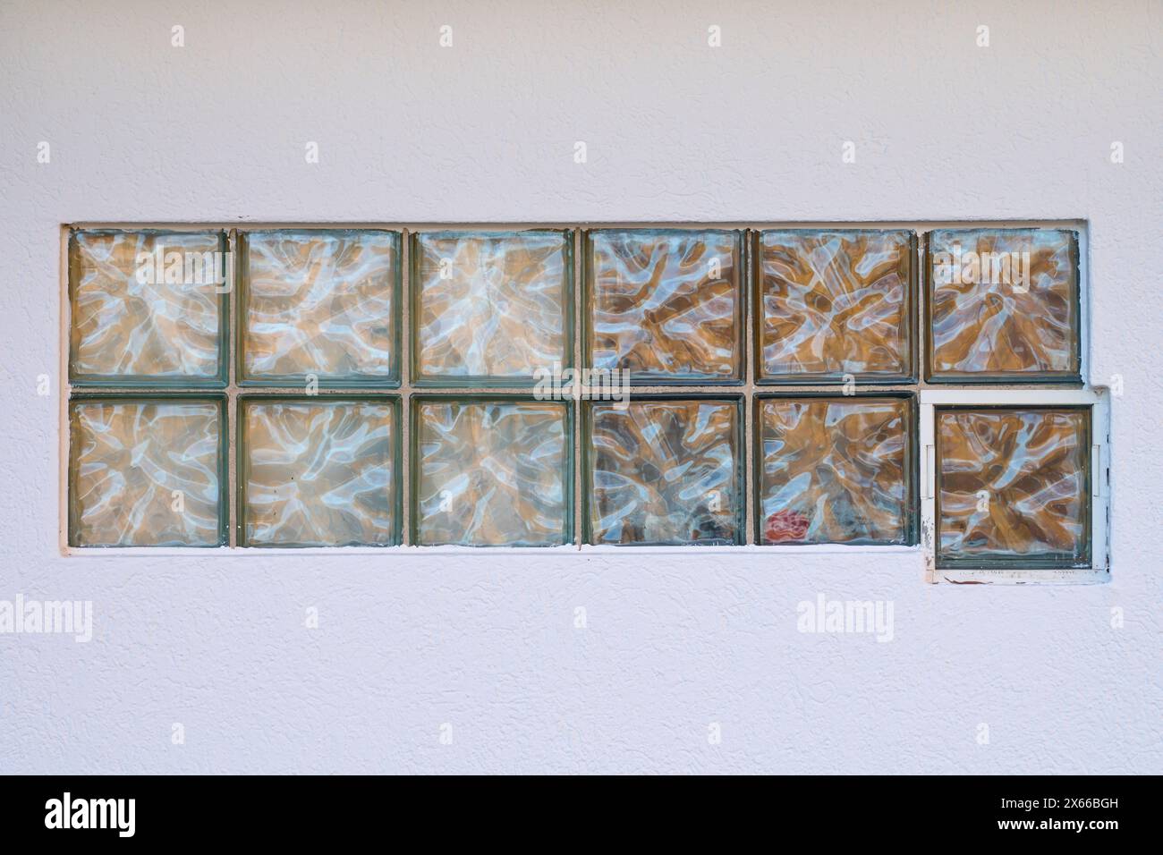 Mattoni di vetro nella parete bianca, Germania, Europa Foto Stock