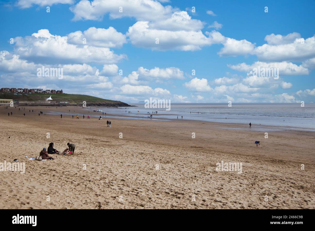 Spiaggia di Whitmore Bay a Barry Island in Galles all'inizio della primavera Foto Stock