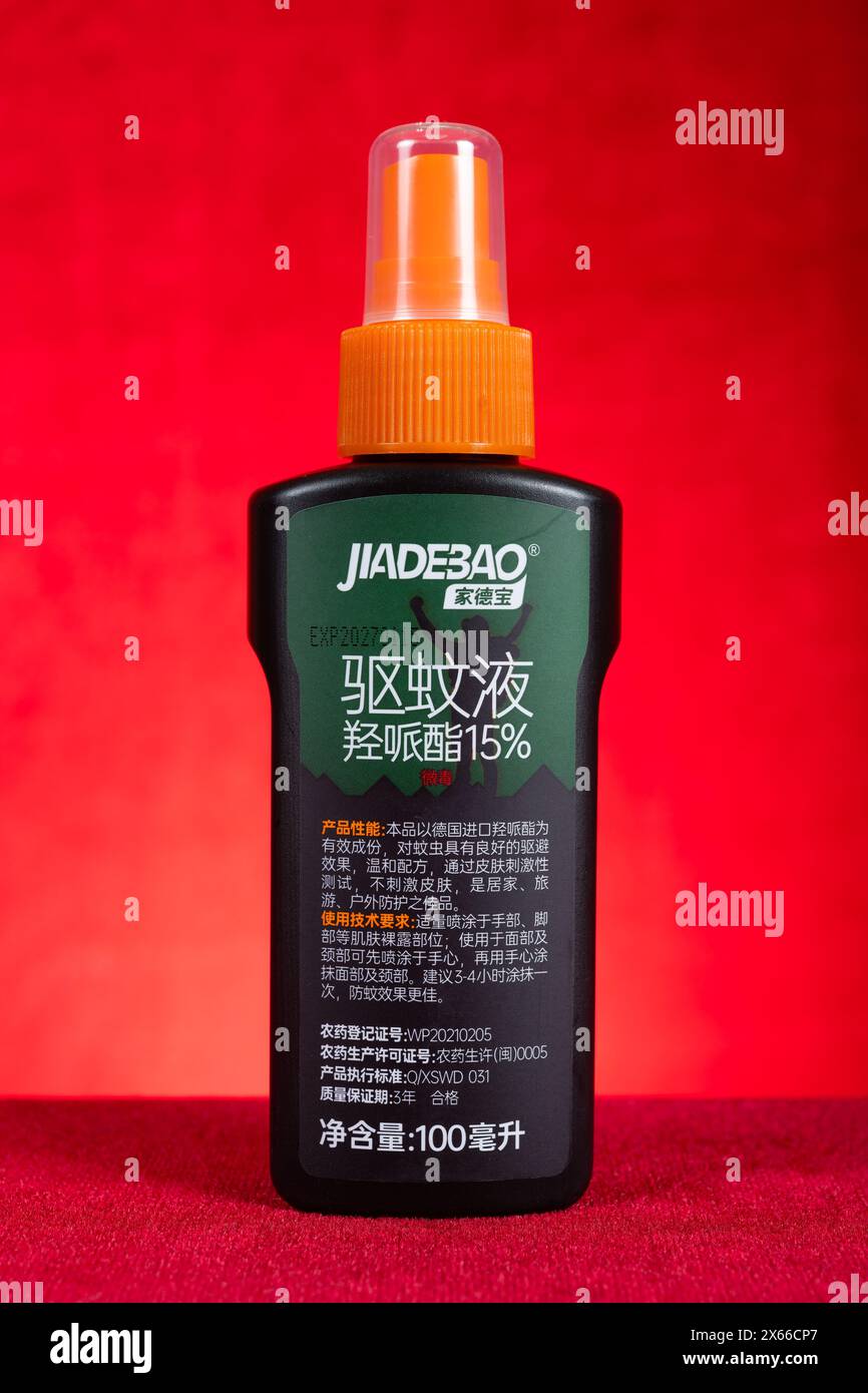 ZHONGSHAN GUANGDONG Cina-9 maggio 2024: Insetto Jiadebao e repellente per zanzare sul rosso a composizione verticale. Foto Stock