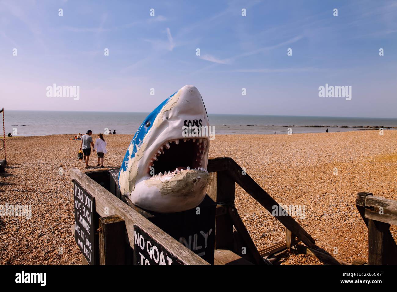 Bidone riciclabile a tema squalo presso il ristorante Goat Ledge Takeaway sulla passeggiata sulla spiaggia, St. Leonard on Sea, Hastings, East Sussex, Inghilterra, Regno Unito, 2024 Foto Stock Bidone riciclabile a tema squalo presso il ristorante Goat Ledge Takeaway sulla passeggiata sulla spiaggia, St. Leonard on Sea, Hastings, East Sussex, Inghilterra, Regno Unito, 2024 Foto Stock