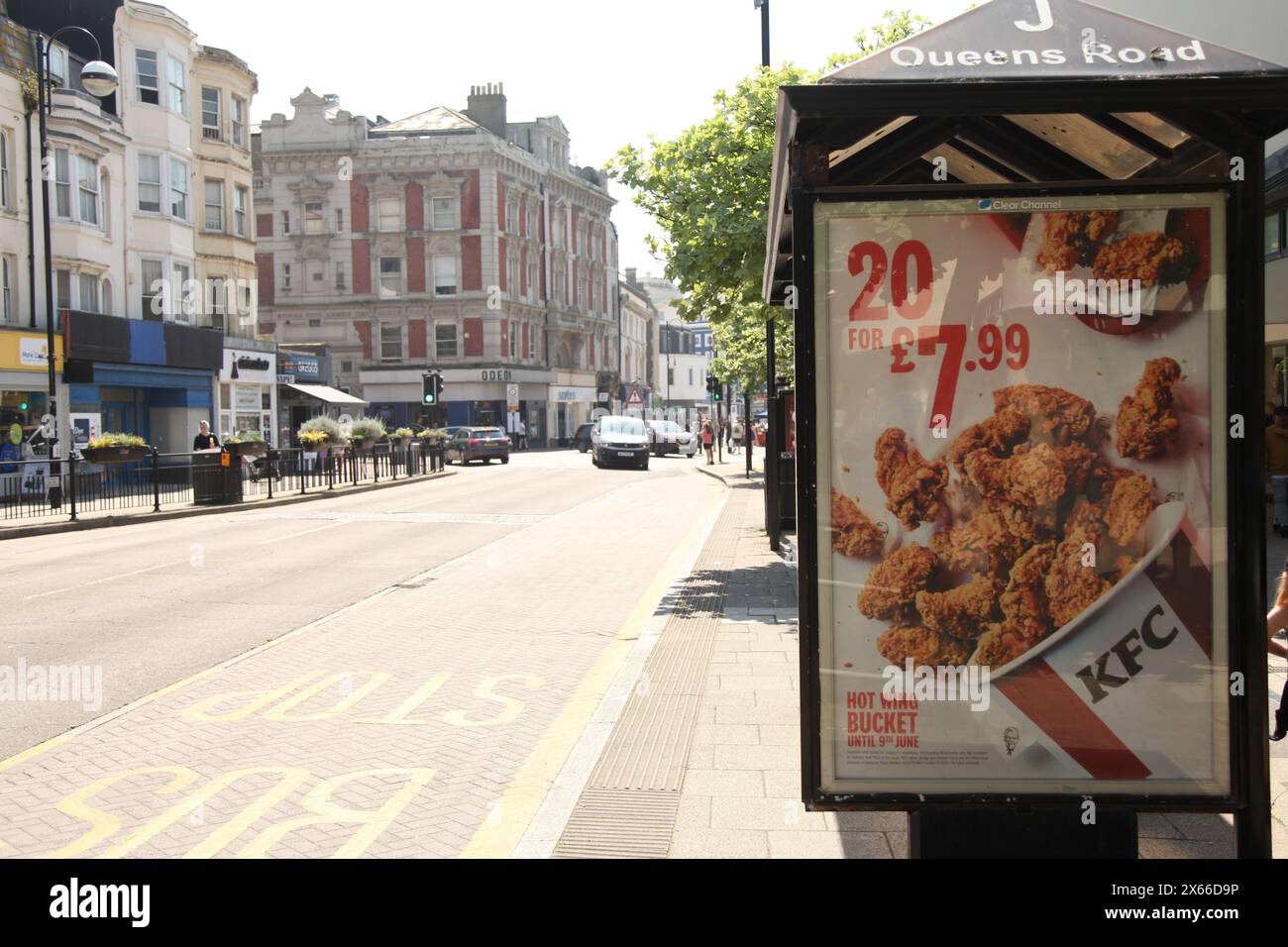 Spot fast junk food con secchio ad ala calda KFC sulla pubblicità della fermata dell'autobus, Hastings, East Sussex, Inghilterra, Regno Unito, 2024 Foto Stock