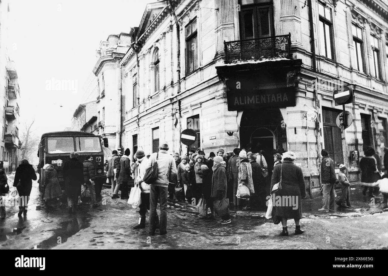 Bucarest, Romania, gennaio 1990. Subito dopo il crollo del regime comunista, la gente stava ancora aspettando in lunghe code per ottenere la spesa di base. Foto Stock