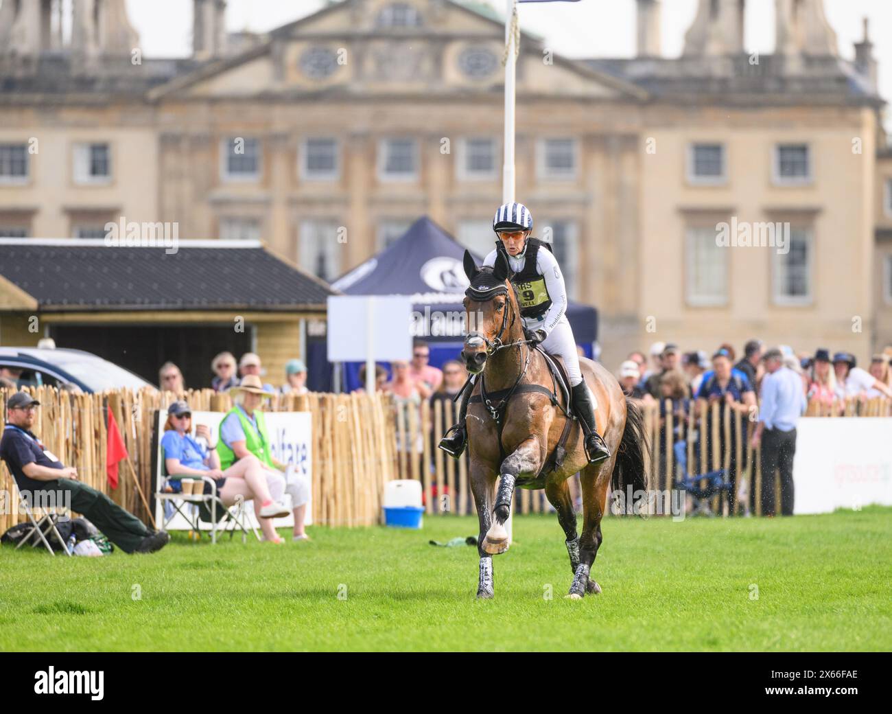 Caroline Powell e GREENACRES CAVALIER SPECIALE durante la fase Cross Country, Badminton Horse Trials, Gloucestershire Regno Unito 11 maggio 2024 crediti: Nico Morgan/Alamy Live News Foto Stock