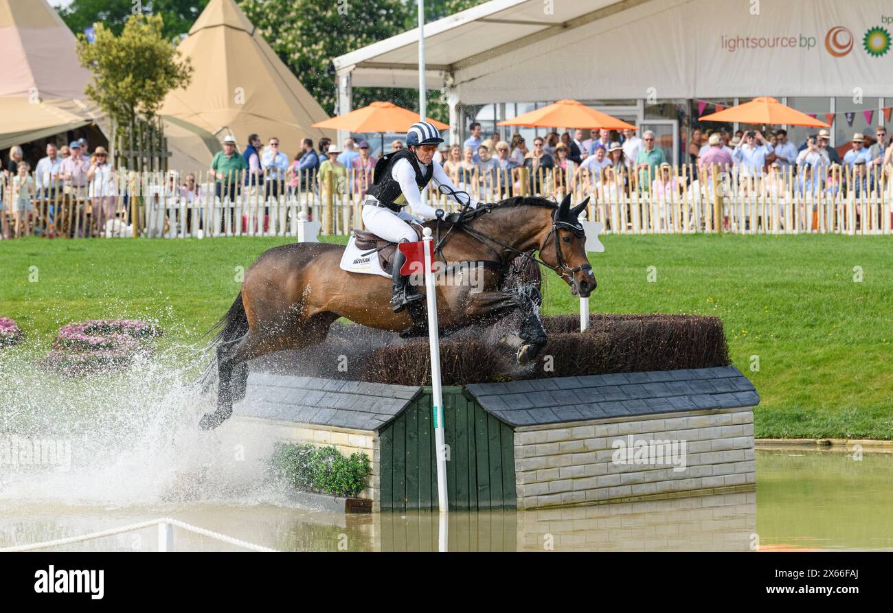 Caroline Powell e GREENACRES CAVALIER SPECIALE durante la fase Cross Country, Badminton Horse Trials, Gloucestershire Regno Unito 11 maggio 2024 crediti: Nico Morgan/Alamy Live News Foto Stock