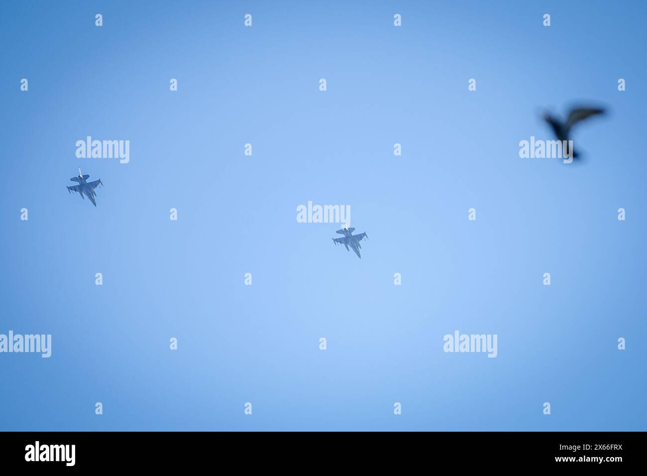 Cluj Napoca, Romania. 13 maggio 2024. Due caccia F-16 armati di missili guidati sorvolano la città rumena di Cluj-Napoca. Crediti: Kay Nietfeld/dpa/Alamy Live News Foto Stock