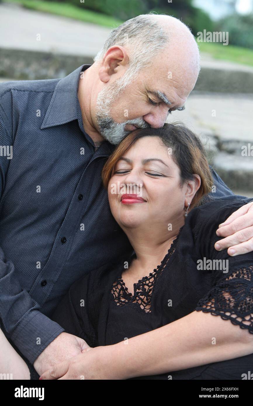 romantica e allegra coppia matura all'aperto Foto Stock
