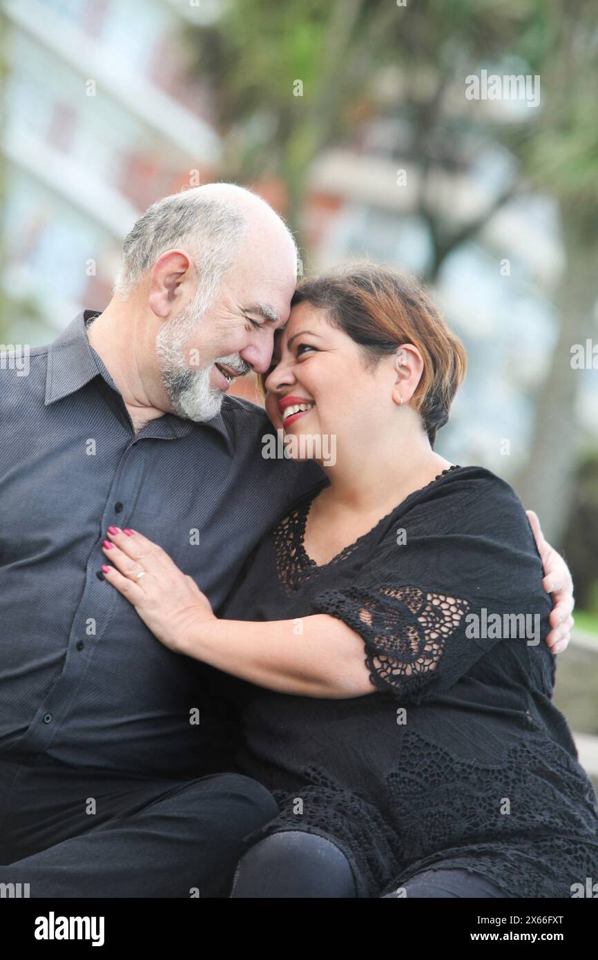 romantica e allegra coppia matura all'aperto Foto Stock