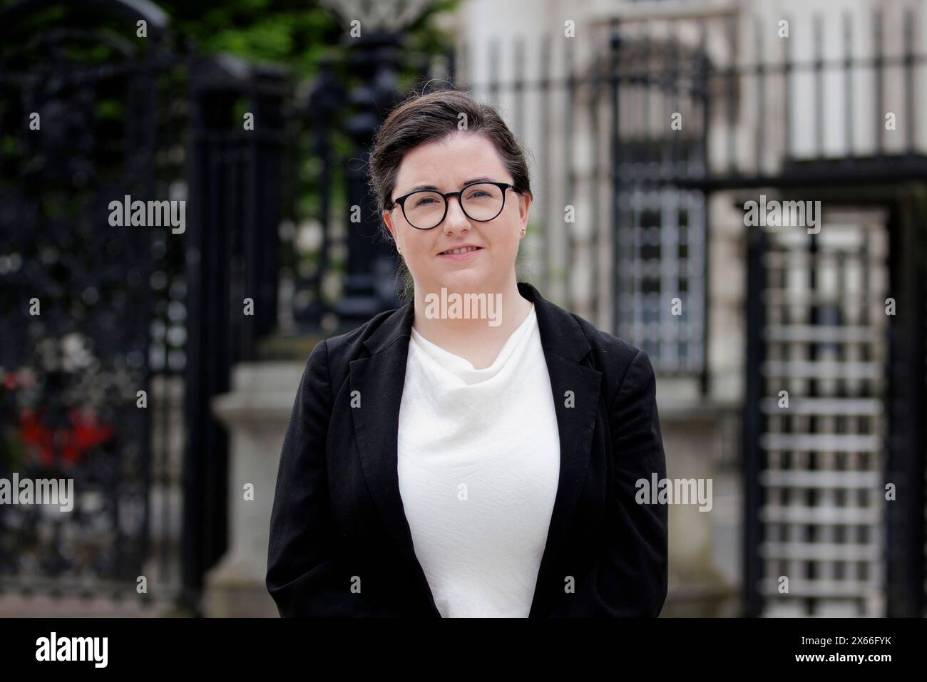 Sinead Marmion, avvocato di asilo e immigrazione presso Phoenix Law, fuori Belfast High Court in Irlanda del Nord. Un giudice ha stabilito che le disposizioni della legge sulla migrazione illegale del Regno Unito dovrebbero essere disapplicate in Irlanda del Nord, in quanto compromettono la protezione dei diritti umani garantita nella regione in base agli accordi post-Brexit. Foto Stock