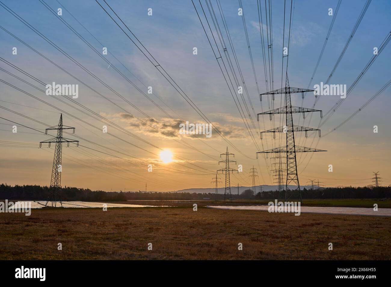 Immagine simbolica, crisi energetica, linee elettriche, all'alba, Assia, Germania Foto Stock