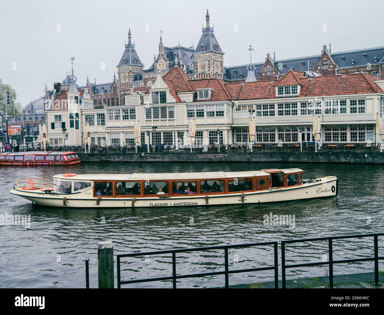 Visitando Amsterdam, la città dei canali e dell'architettura, non c'è modo migliore per vedere le attrazioni turistiche. Foto Stock