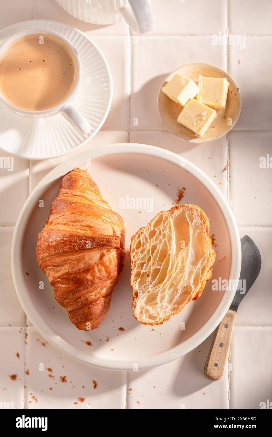 Croissant francesi caldi e dorati nella mattina di primavera. Colazione con caffè e croissant. Foto Stock