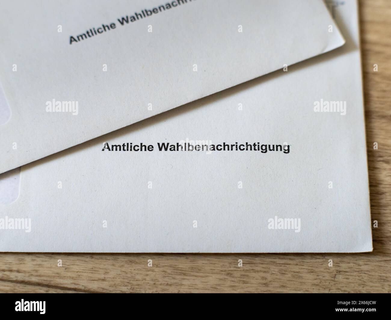 Amtliche Wahlbenachrichtigung (notifiche ufficiali degli elettori) su una busta in Germania. Documenti per partecipare alle elezioni europee del 2024. Foto Stock