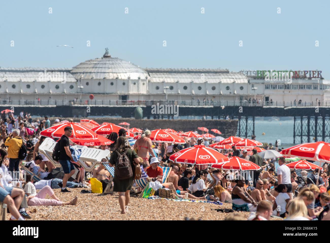 Brighton, 12 maggio 2024: Folle sulla spiaggia di Brighton che godono delle temperature record Foto Stock