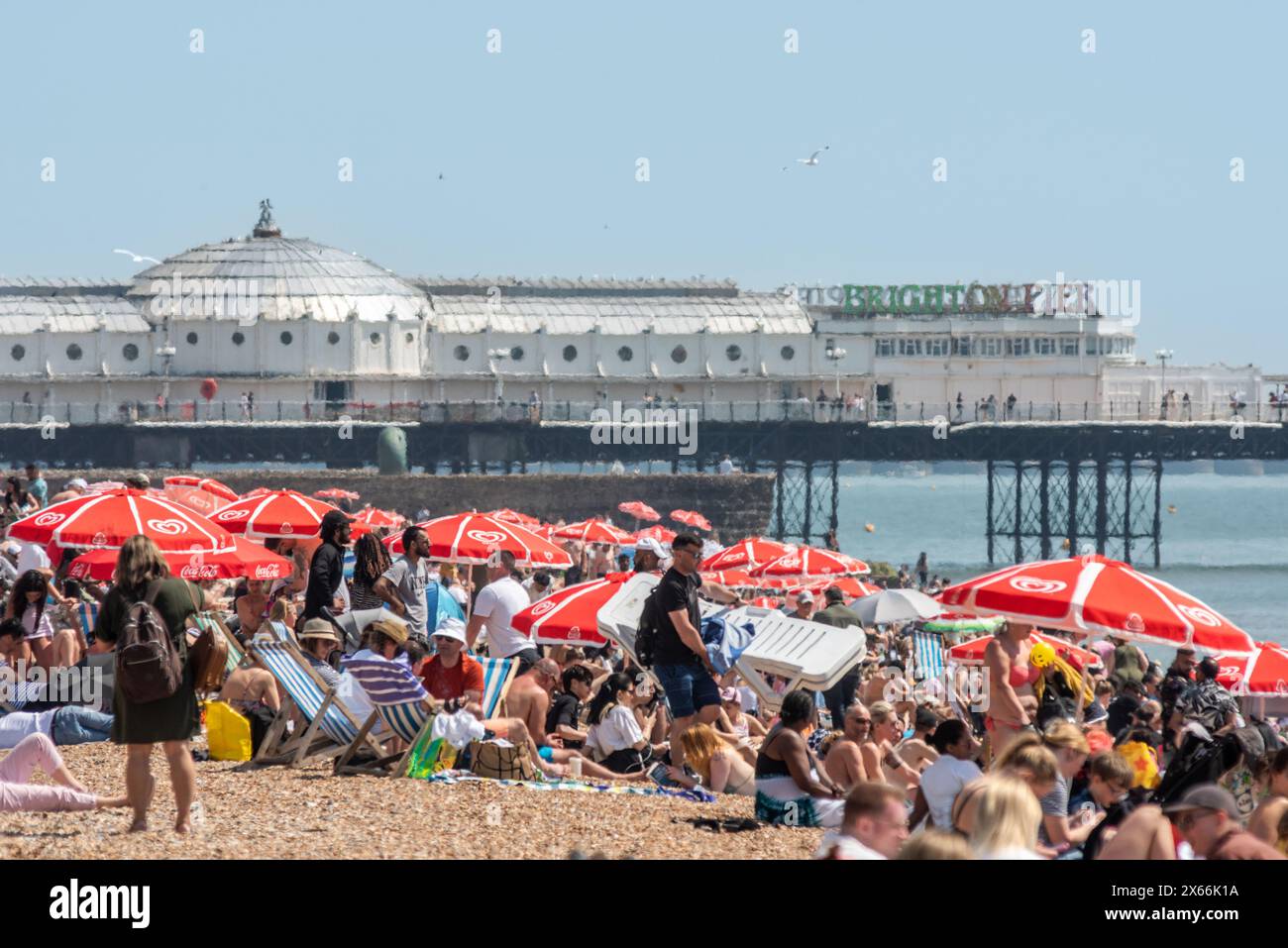 Brighton, 12 maggio 2024: Folle sulla spiaggia di Brighton che godono delle temperature record Foto Stock