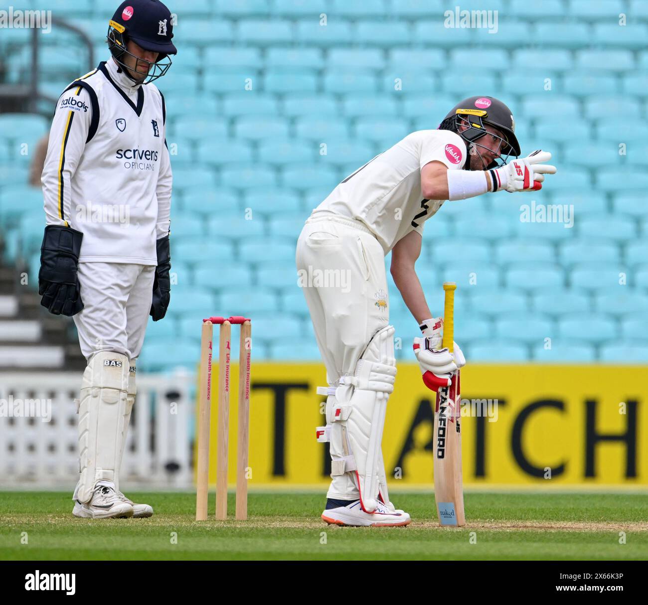Ovale, Inghilterra. 13 maggio 2024. Rory Burns del Surrey County Cricket Club prende la guardia durante il Vitality County Championship match tra Surrey CCC e Warwickshire CCC. Crediti: Nigel Bramley/Alamy Live News Foto Stock