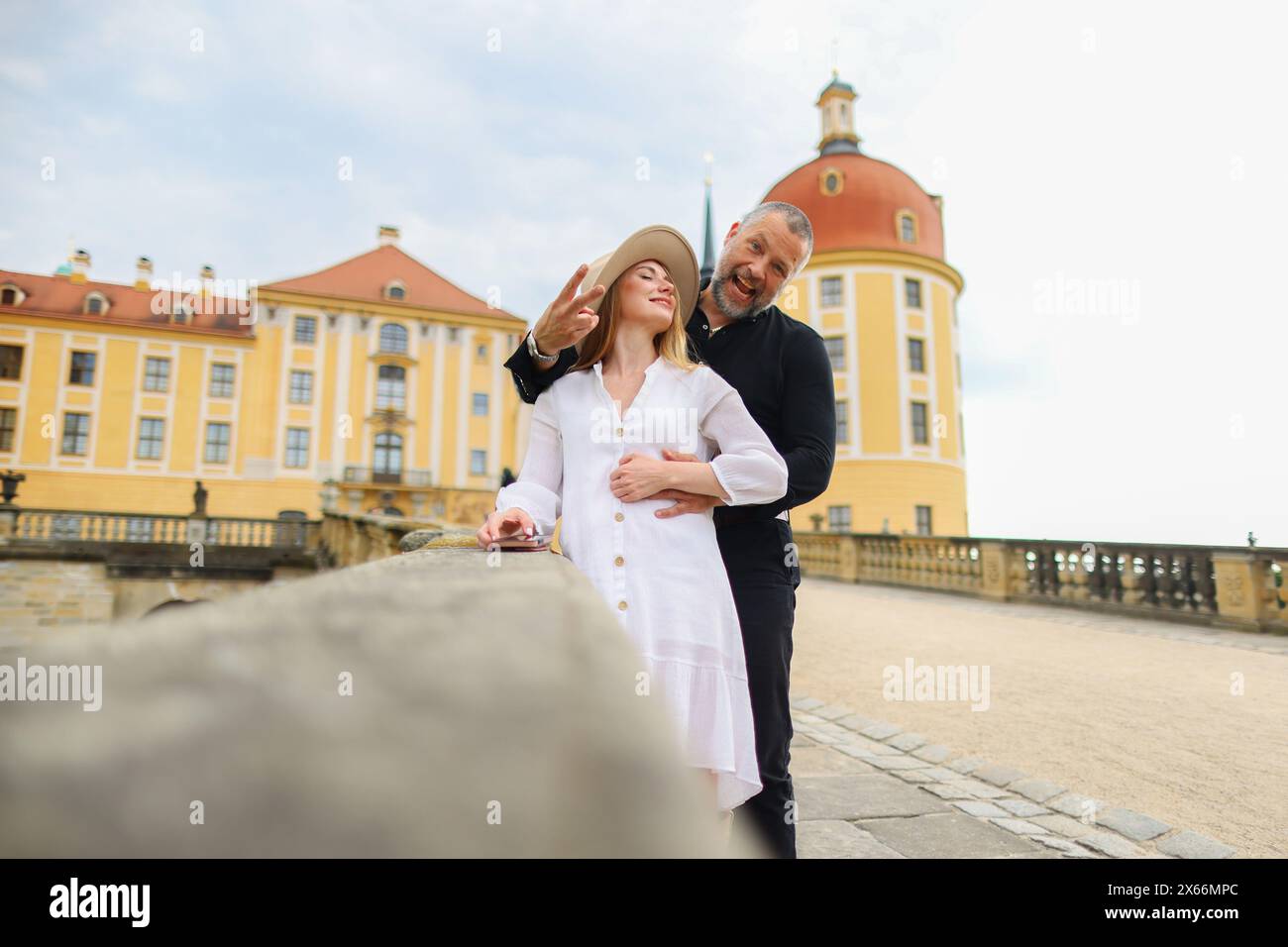 Coppia innamorata che cammina vicino al castello di Moritzburg, l'uomo cerca di scherzare Foto Stock