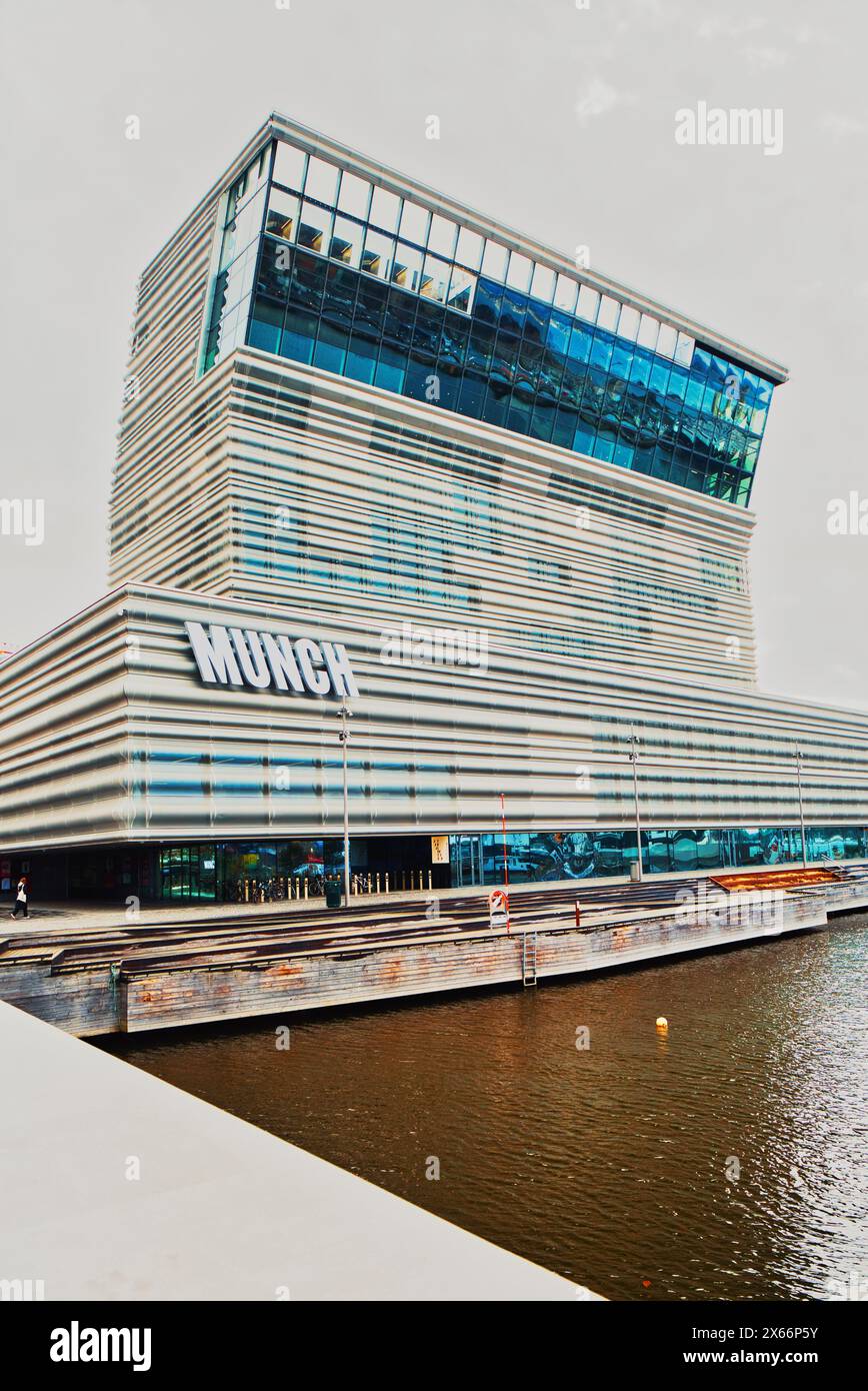 Il nuovo Munch Museum è stato inaugurato nel 2021 e dedicato alle opere del grande artista norvegese Edvard Munch, Bjorvika, Oslo, Norvegia Foto Stock