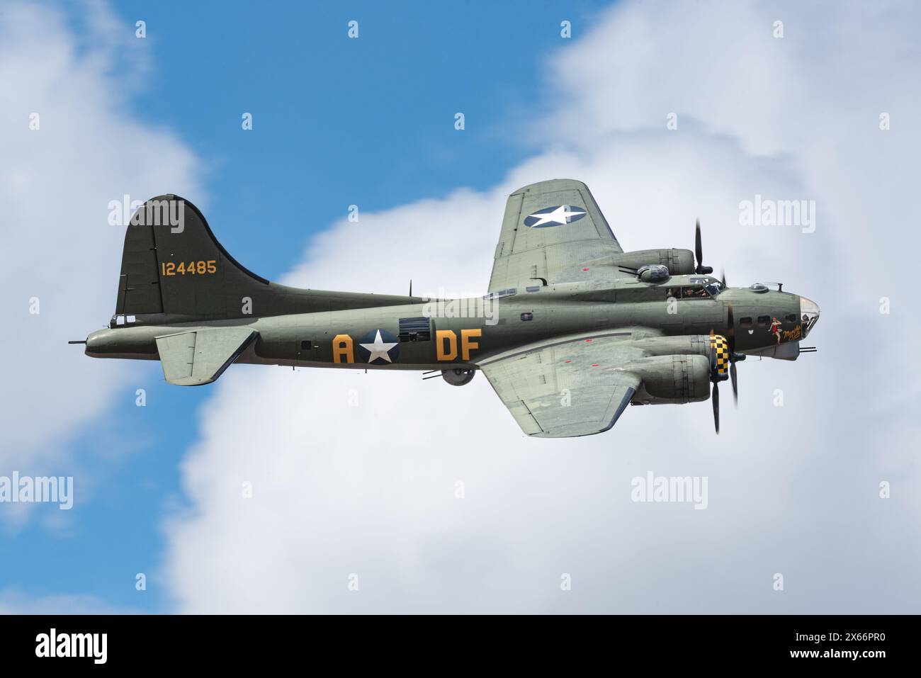 Old Buckenham, Regno Unito, luglio 30 2023: Bombardieri d'epoca B-17 Flying Fortress della seconda guerra mondiale in volo allo show aereo Foto Stock