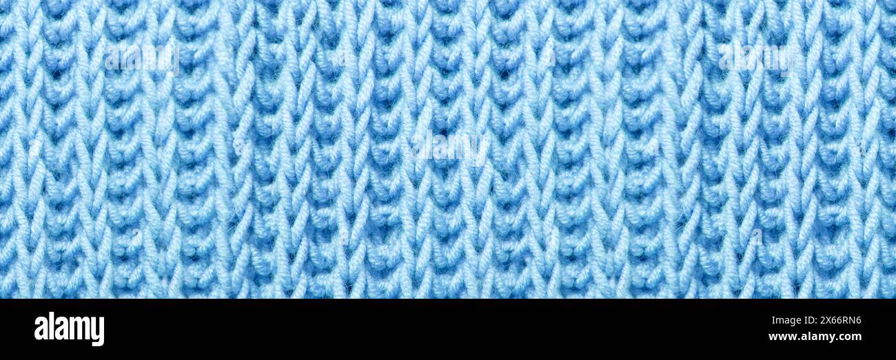 splendida treccia blu in filato di lana chiaro, texture a maglia senza cuciture, oggetti caldi per le basse temperature, hobby per maglieria, ricamo, f Foto Stock