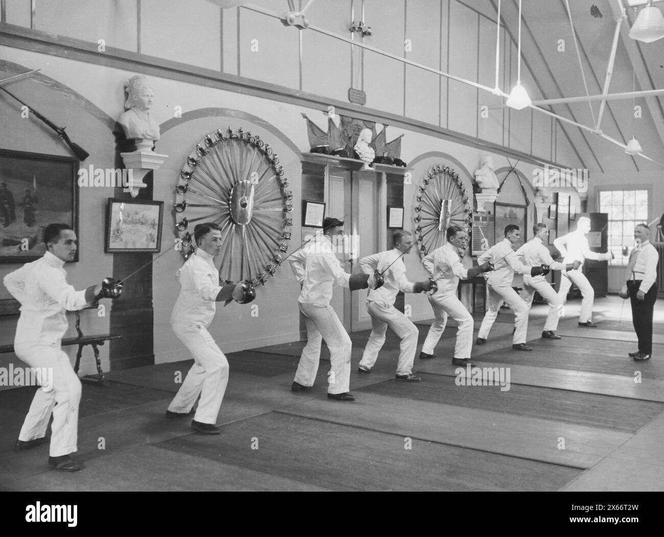 Wiel van der Randen (fotografo olandese) - Esercito olandese: Accademia militare reale di Breda. Lezioni di scherma in una delle sale recinzioni. [1938]. Foto Stock