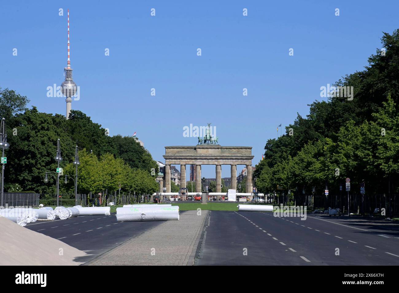 Aufbau der fan-zone zur Fußball-Europameisterschaft UEFA EURO 2024 am Brandenburger Tor. Die Straße des 17. Juni in Berlin-Mitte ist deswegen seit Montag für fast drei Monate gesperrt. Es wird Kunstrasen verlegt, der 100 Prozent recyclingfähig ist und nach Abschluss der Europameisterschaft auf Bolzplätzen in Berlin weiterverwendet wird. Berlino, 12.05.2024 *** costruzione della zona tifosi per il Campionato europeo di calcio UEFA EURO 2024 alla porta di Brandeburgo il Straße des 17 Juni di Berlino Mitte è chiuso da quasi tre mesi da lunedì per questo motivo il tappeto erboso artificiale è bein Foto Stock