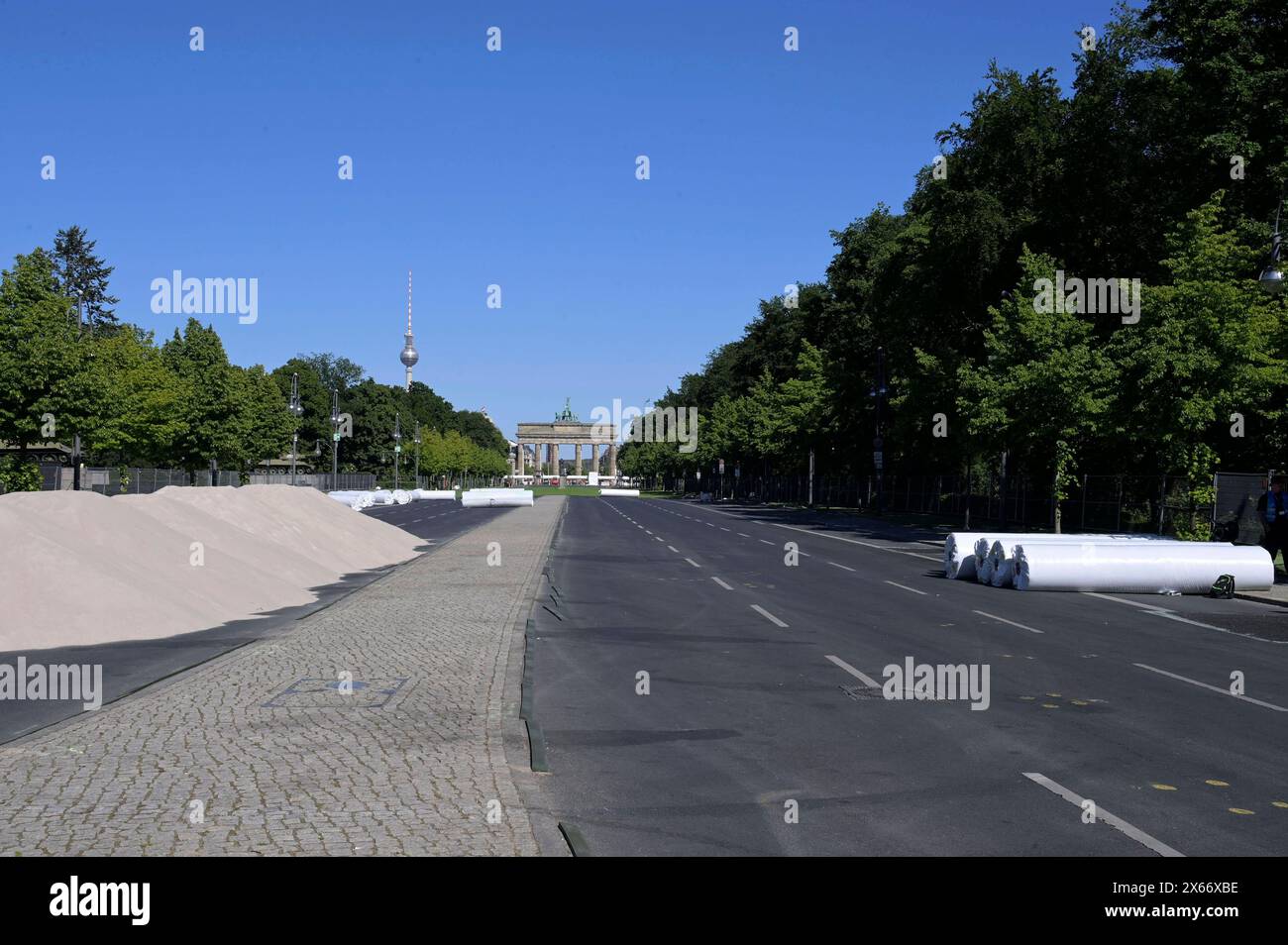 Aufbau der fan-zone zur Fußball-Europameisterschaft UEFA EURO 2024 am Brandenburger Tor. Die Straße des 17. Juni in Berlin-Mitte ist deswegen seit Montag für fast drei Monate gesperrt. Es wird Kunstrasen verlegt, der 100 Prozent recyclingfähig ist und nach Abschluss der Europameisterschaft auf Bolzplätzen in Berlin weiterverwendet wird. Berlino, 12.05.2024 *** costruzione della zona tifosi per il Campionato europeo di calcio UEFA EURO 2024 alla porta di Brandeburgo il Straße des 17 Juni di Berlino Mitte è chiuso da quasi tre mesi da lunedì per questo motivo il tappeto erboso artificiale è bein Foto Stock