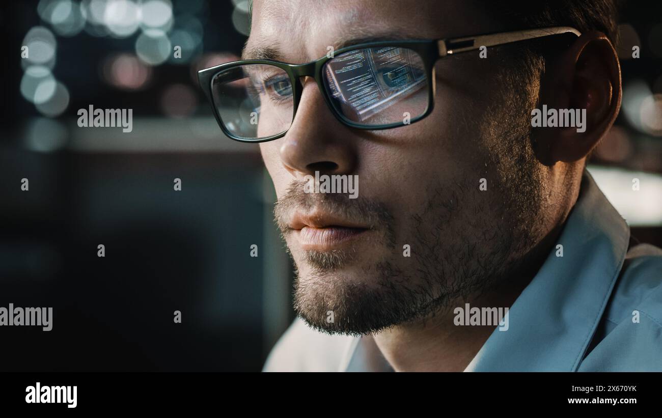 Ritratto dell'imprenditore digitale Startup che lavora al computer, Line of Code che si riflette negli occhiali. Sviluppatore che lavora su un'applicazione di e-Commerce innovativa utilizzando l'algoritmo ai per utilizzare i big data Foto Stock