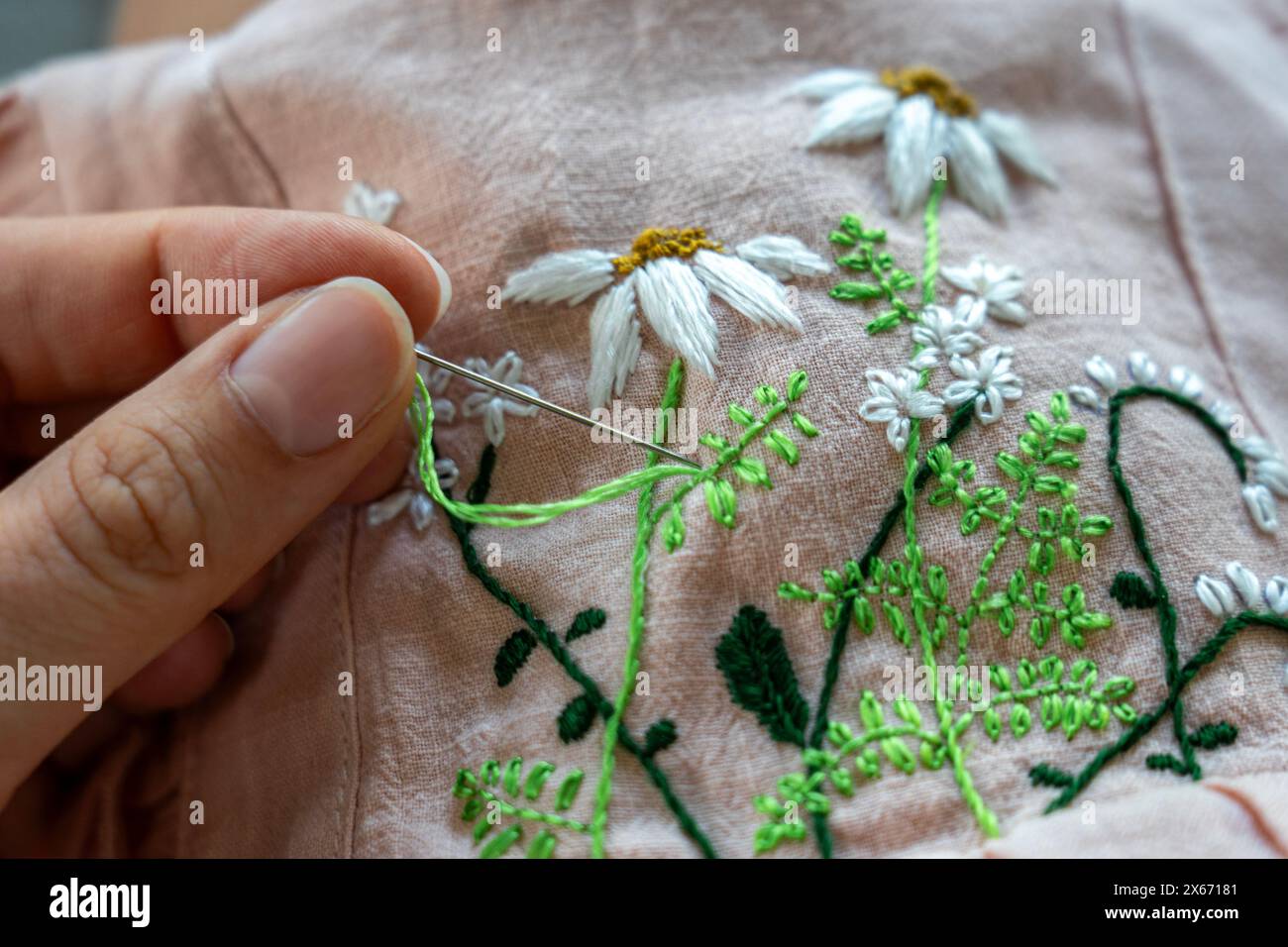 ricamo a mano fiori sugli abiti Foto Stock