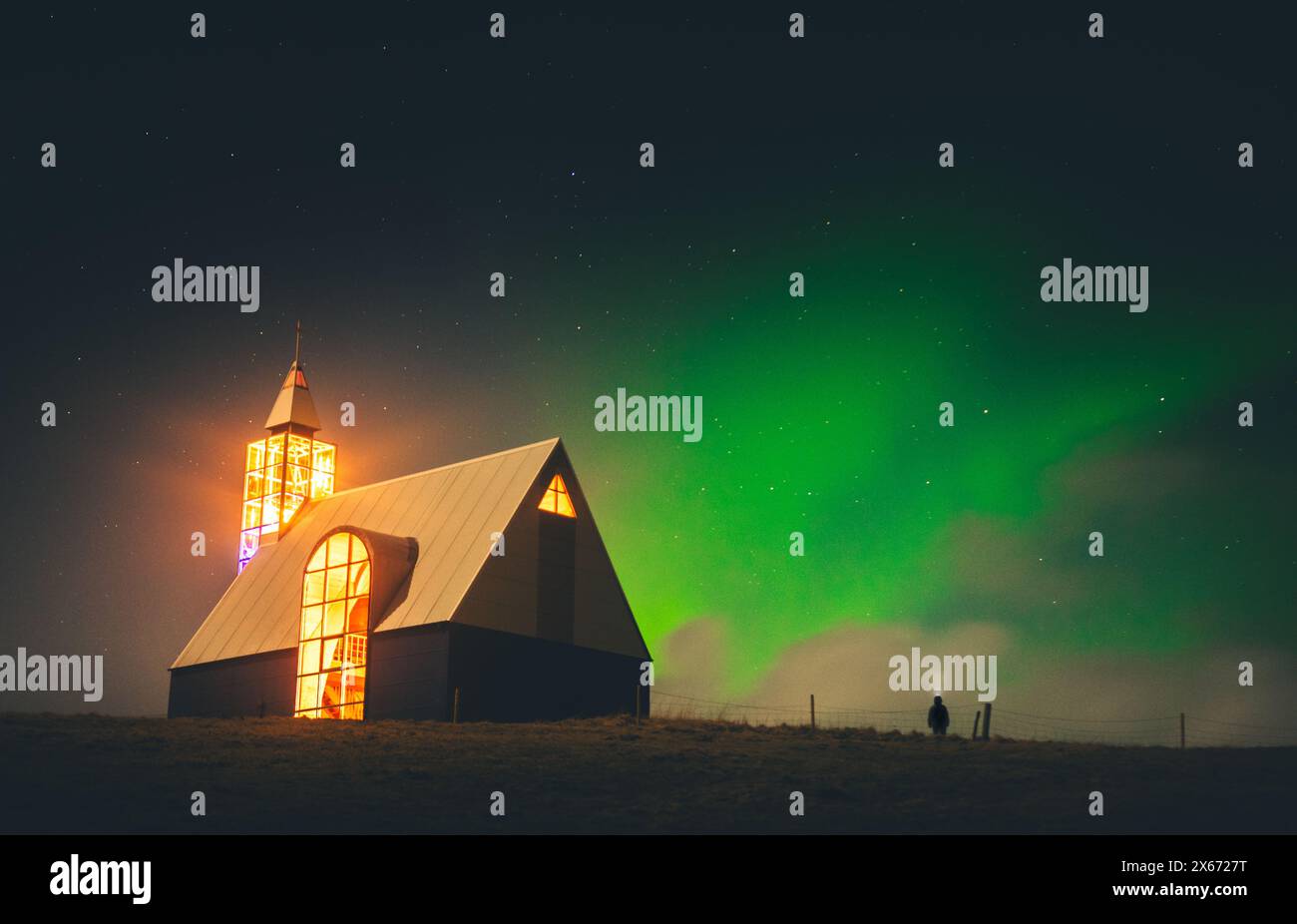 Aurora Boreale sopra la splendida chiesa luterana islandese in Islanda di notte Foto Stock