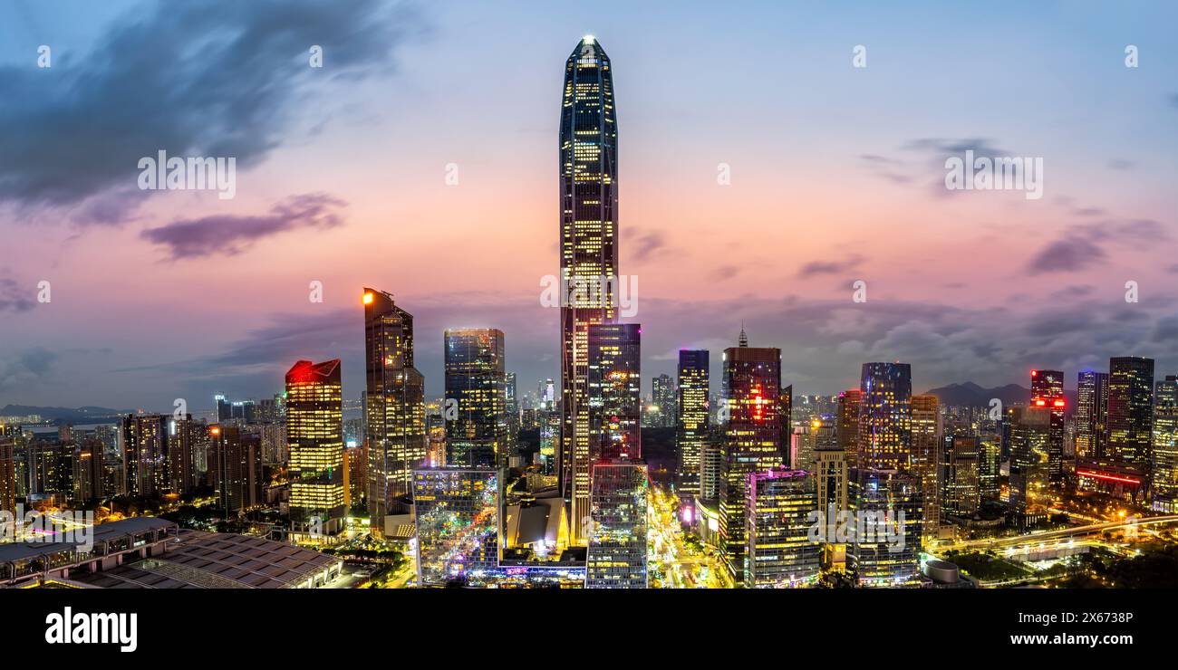 Skyline di Shenzhen con grattacieli nel centro cittadino al tramonto panorama crepuscolo a Shenzhen, Cina Foto Stock