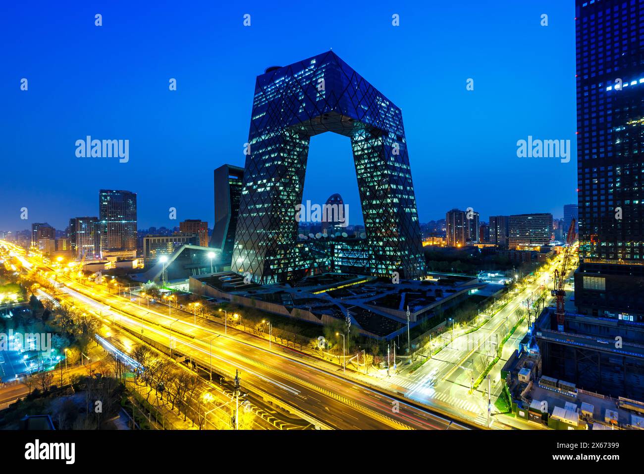 Quartiere centrale degli affari di Pechino, skyline del CBD con China Central Television CCTV nella città notturna di Pechino, Cina Foto Stock