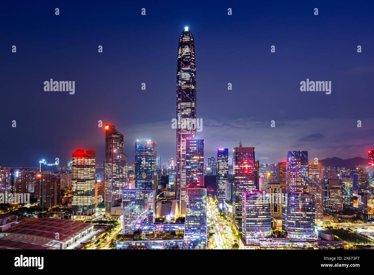 Skyline di Shenzhen con grattacieli nel centro cittadino di notte a Shenzhen, Cina Foto Stock