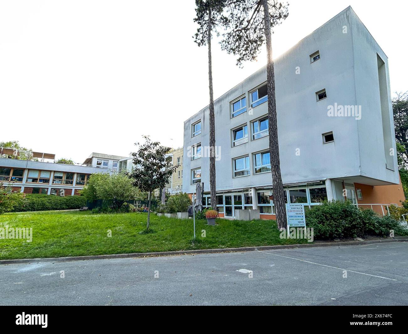 Joinville-le-Pont, Francia, periferia di Parigi, architettura moderna, casa di riposo, complesso di appartamenti, "la Domaine de l'Abbaye" Foto Stock
