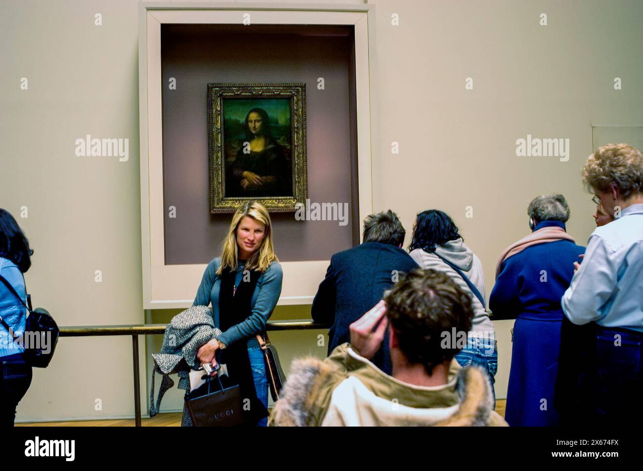 Parigi, Francia, gente affollata, turisti in visita, Museo del Louvre, int. Galleria di dipinti italiani, ala Denon. La Monna Lisa di Leonardo da Vinci. Mostra Foto Stock
