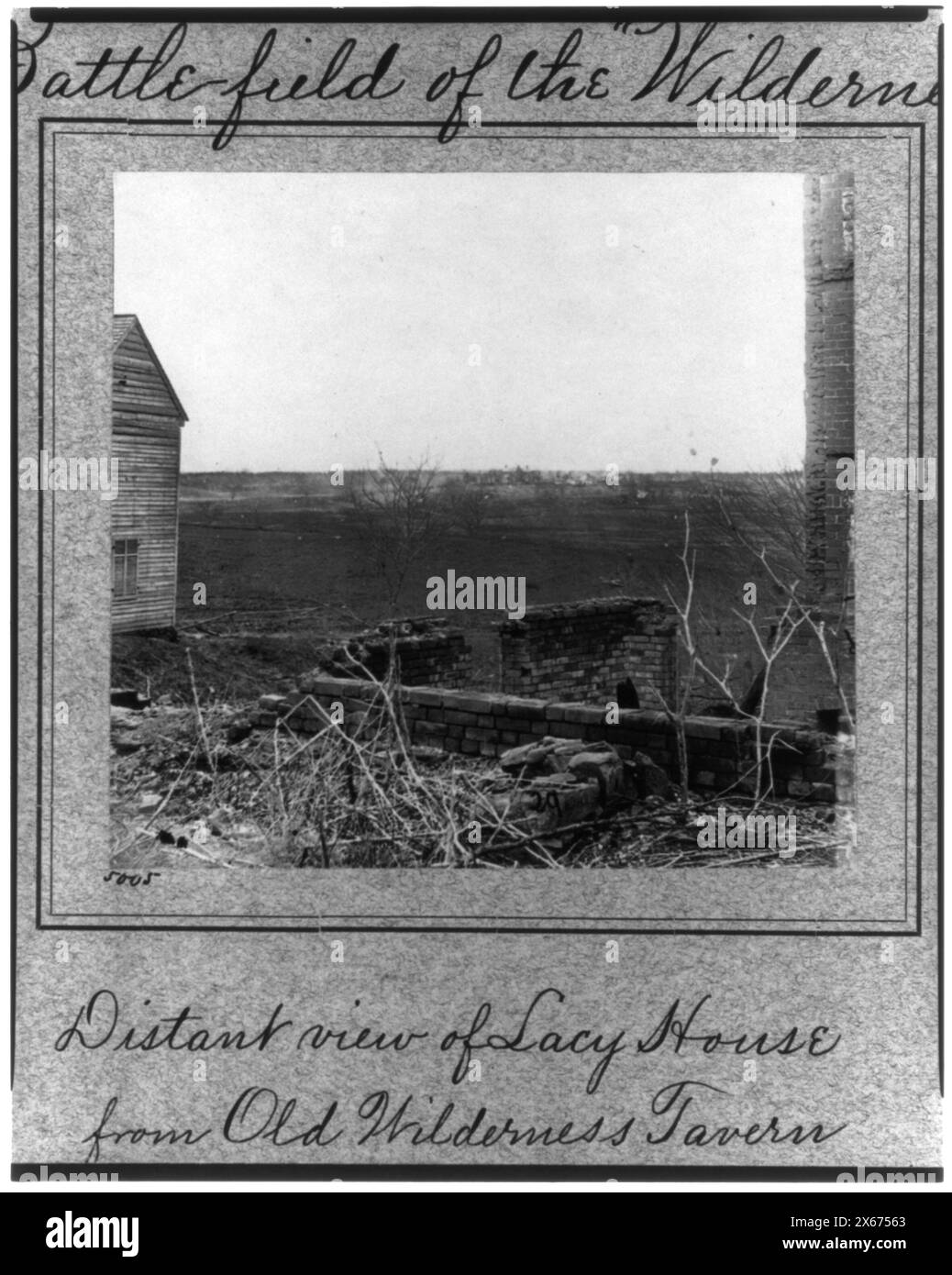 Vista distante di Lacy House dalla Old Wilderness Tavern, fotografie della Guerra civile 1861-1865 Foto Stock