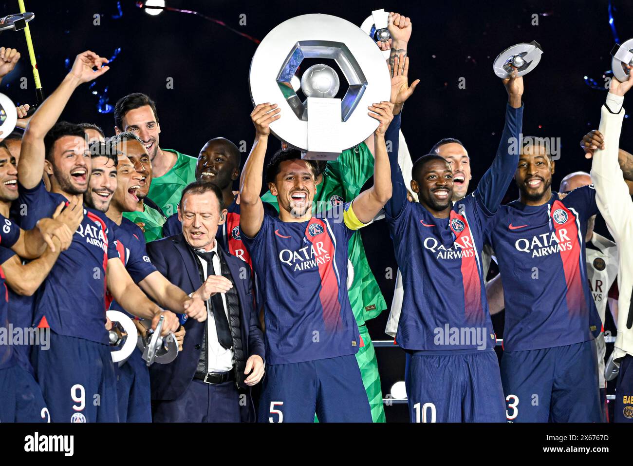 Parigi, Francia. 12 maggio 2024. Marquinhos e la squadra PSG festeggiano con il trofeo durante la partita di calcio di Ligue 1 Paris Saint-Germain PSG VS Toulouse TFC il 12 maggio 2024 allo stadio Parc des Princes di Parigi, Francia. Crediti: Victor Joly/Alamy Live News Foto Stock