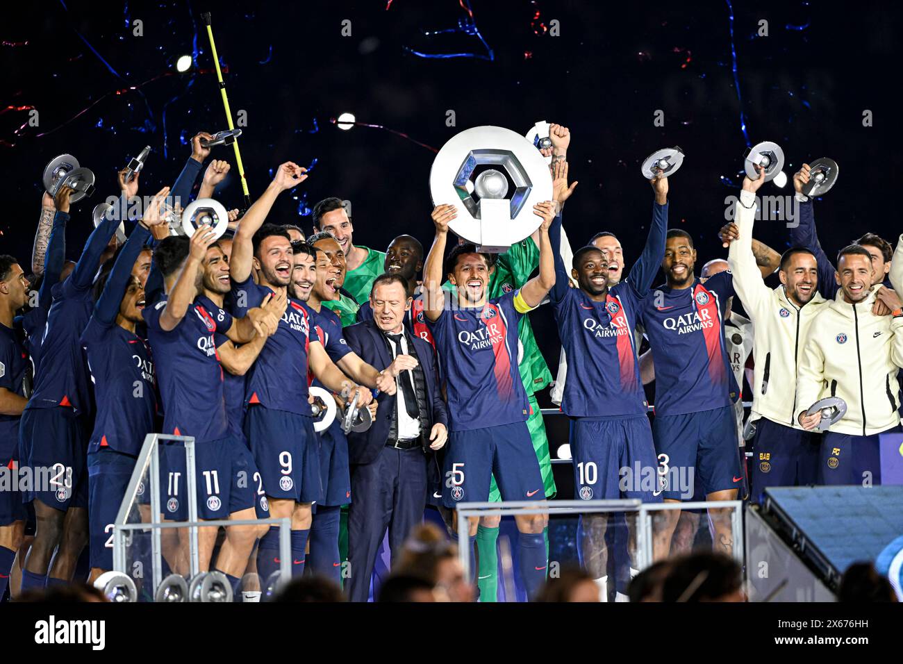 Parigi, Francia. 12 maggio 2024. Marquinhos e la squadra PSG festeggiano con il trofeo durante la partita di calcio di Ligue 1 Paris Saint-Germain PSG VS Toulouse TFC il 12 maggio 2024 allo stadio Parc des Princes di Parigi, Francia. Crediti: Victor Joly/Alamy Live News Foto Stock
