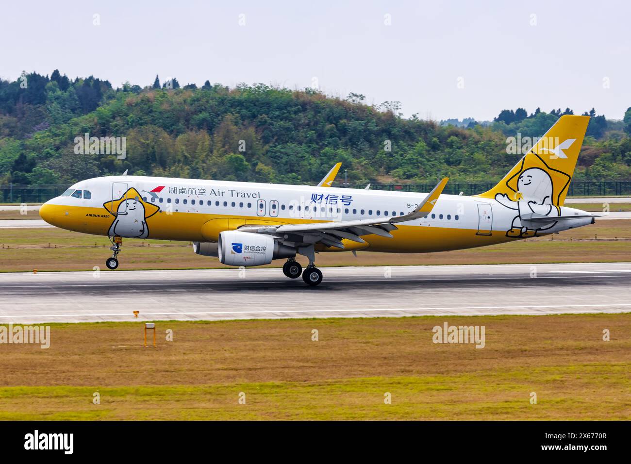 Chengdu, Cina - 8 aprile 2024: Aereo Airbus A320 di Air Travel all'aeroporto di Chengdu Tianfu (TFU) in Cina. Foto Stock