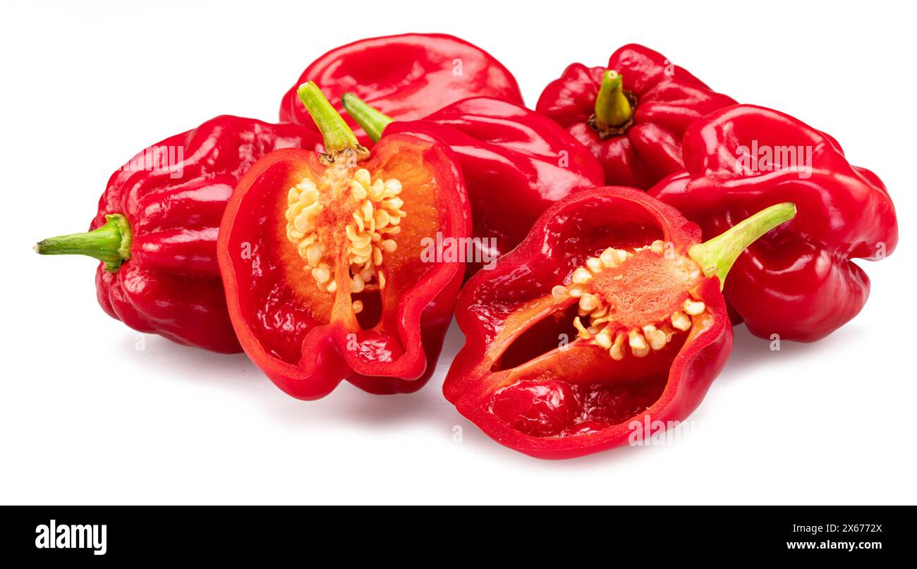 Peperoni habanero rossi e sezione habanero su sfondo bianco. Foto Stock