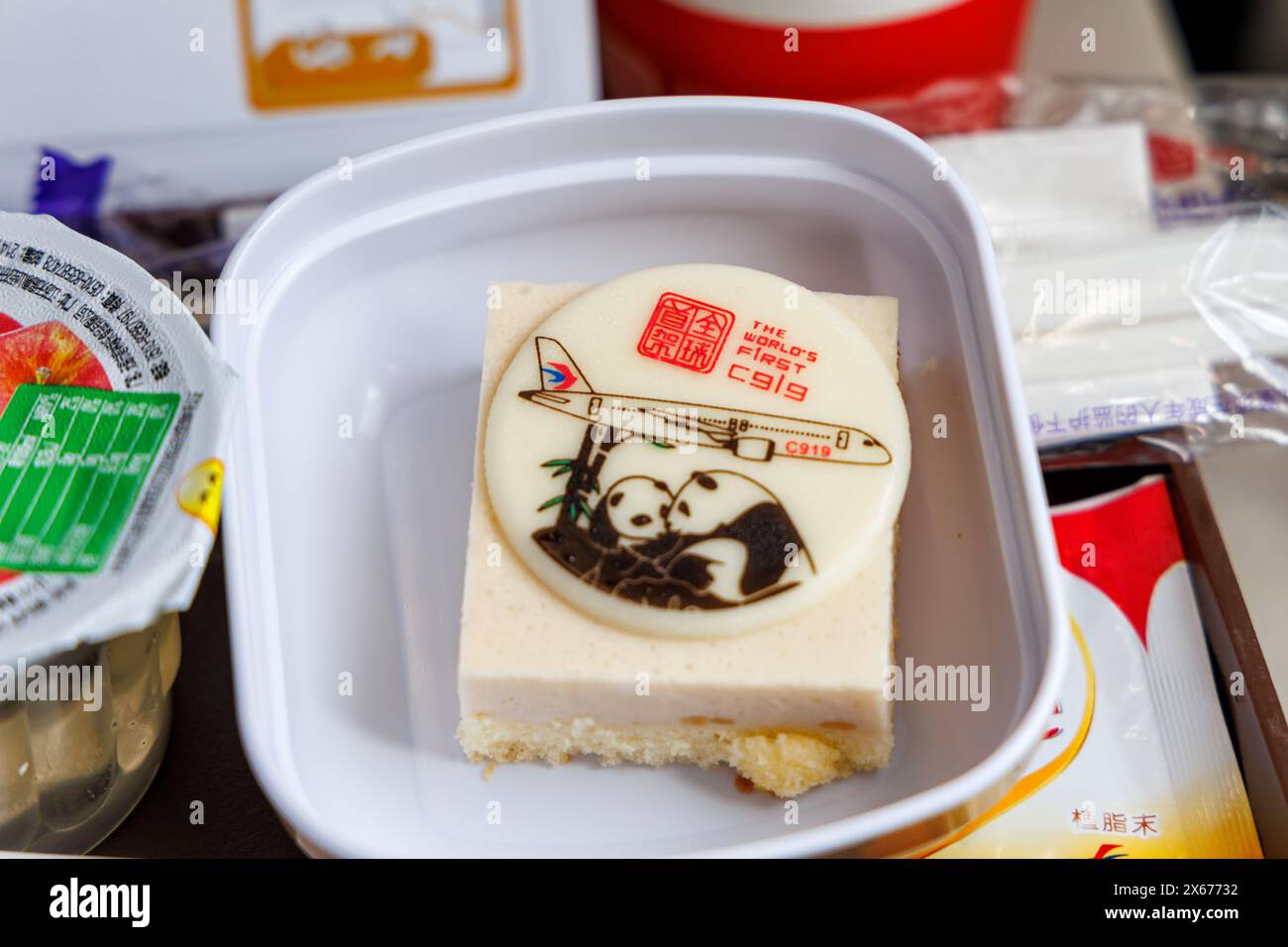 Chengdu, Cina - 9 aprile 2024: Torta come dessert a bordo dell'aeroplano COMAC C919 China Eastern all'aeroporto di Chengdu Tianfu in Cina. Foto Stock